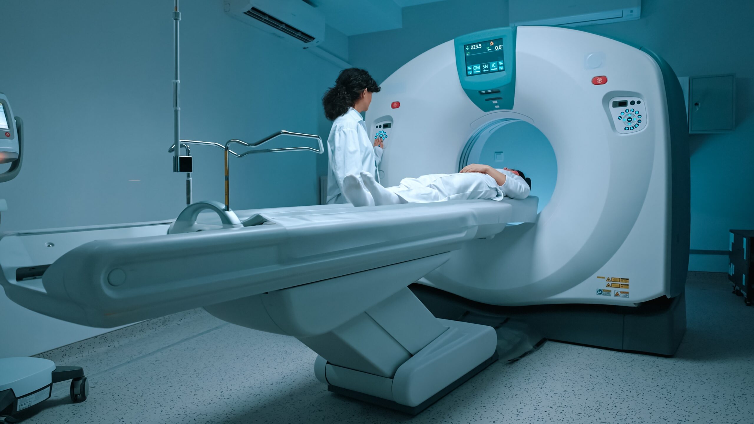 Patient,In,White,Clothes,Undergoes,Magnetic,Resonance,Imaging,Scan,,Laying
