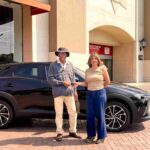 Natalia Tamariz, gerente de mkt entrega llaves a Carlos Trujillo ganador Mazda CX-3 (2)