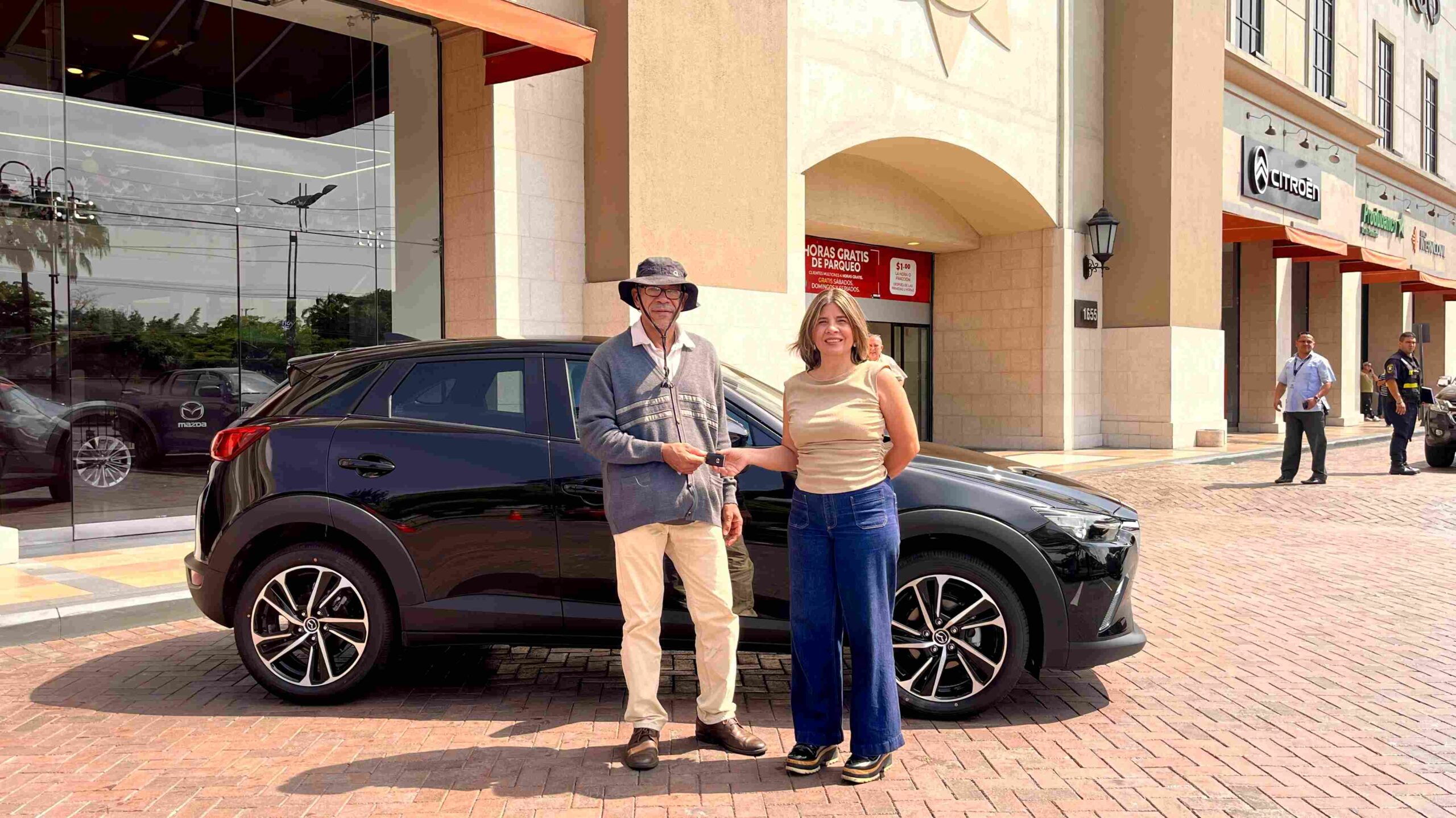Natalia Tamariz, gerente de mkt entrega llaves a Carlos Trujillo ganador Mazda CX-3 (2)